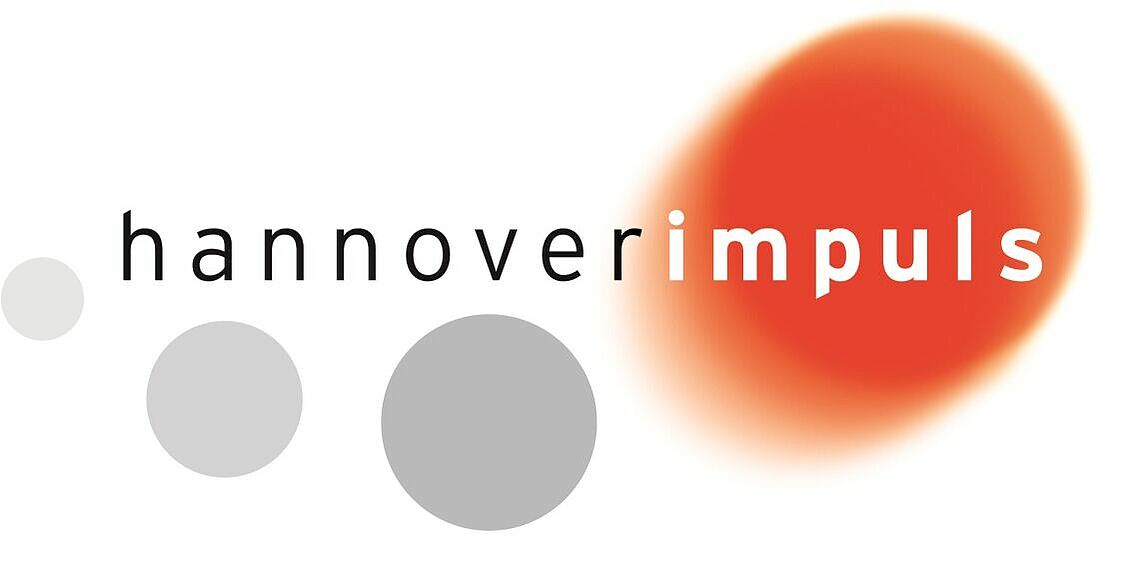 Text "hannoverimplus" vor drei grauen und einem orangenen Kreis